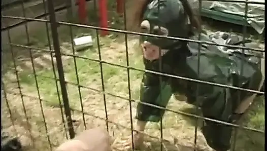 Yeşil ceketli ve siyah çoraplı güzel esmer evin yanında bahçede yarak alıyor