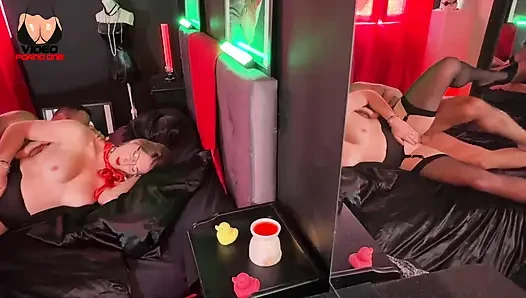 MILF изменяет мужу с незнакомцем в комнате любви