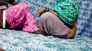 Indyjska mama z dużymi piersiami i tatą uprawia seks w szpitalu