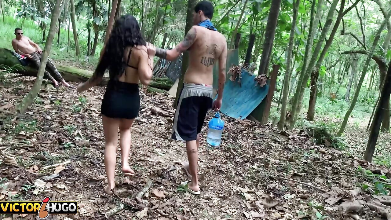 Mengongkek isteri cuckold di dalam hutan