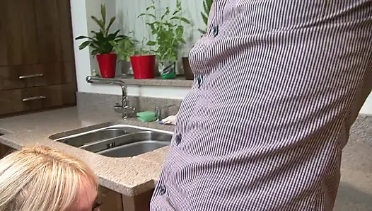 Tante pantat bahenol dientot habis-habisan dan dicrot di dalam di dapur