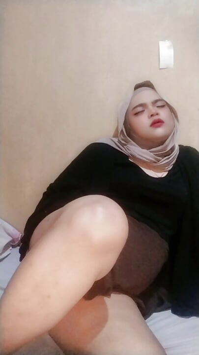 Ivvy Crossdresser Hijab Sucks Dildo and Riding It