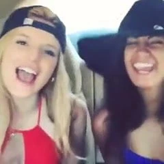 Bella thorne med vän het