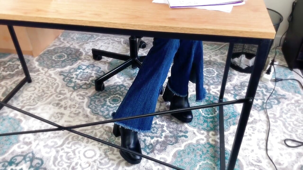 Sniff my jeans: femdom 'ed por el pasante