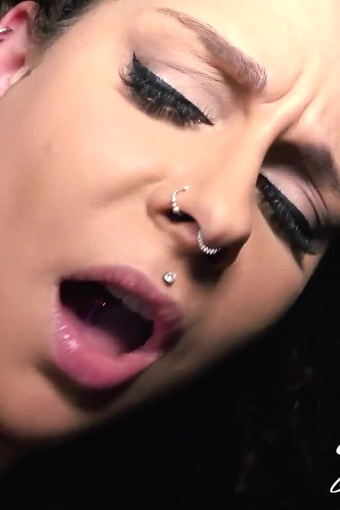 Mara Martinez recebe seu cu fodido no bar!