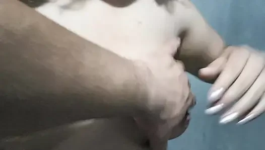 Adik tiriku tiba-tiba datang ke kamarku