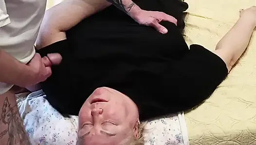 Дрочу мой хуй, чтобы кончить на мою соседку