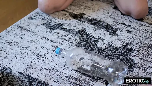 Olgun lezbiyenler patlamalı orgazm olana kadar amlarını parmaklıyor