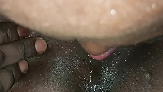 Wow, heute hat er meine muschi geleckt und mich dazu gebracht, lassi zu trinken.
