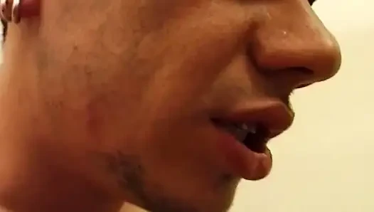 Memek berbulu tante sange rambut pirang ini di-fingering sampai dalam banget