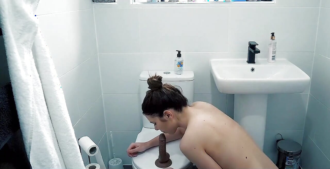 Черный член в ванной
