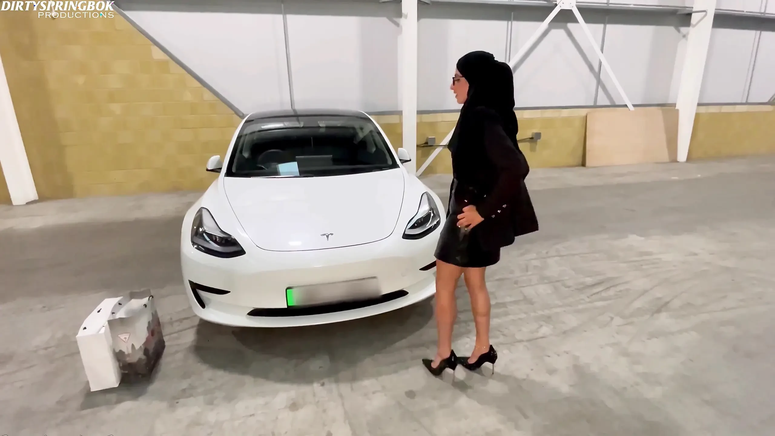 Muslim Wife Gets Fucked in the Car Park