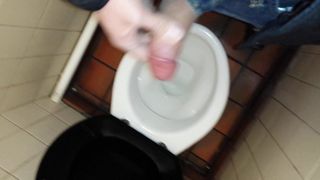 Toaletă publică care se masturbează