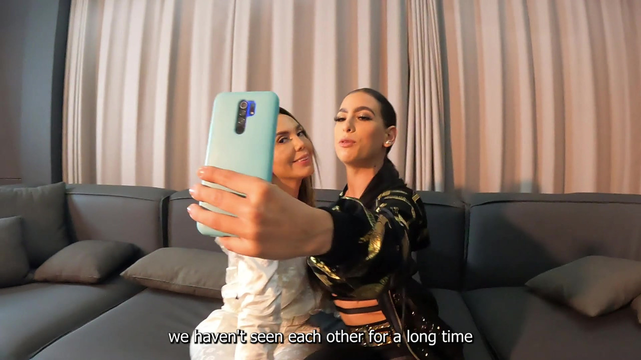 和两个令人难以置信的拉丁女郎在台球桌上玩3P