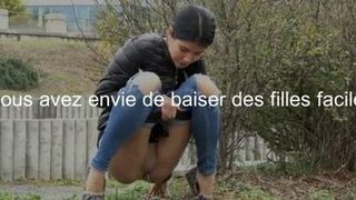 Une pisseuse urine pres dun immeuble