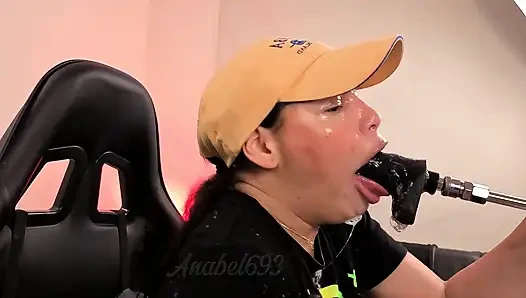 Ich explodiere schmutzig auf deinem Gesicht und deinem harten Schwanz, folgst meinem Hals eng