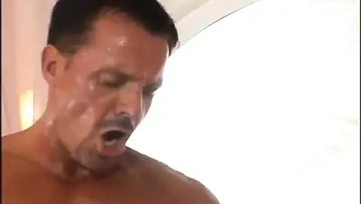 Siyah hizmetçi amcık banyoda büyük yarak emiyor... ağzına boşalma