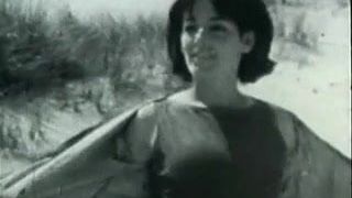 Día de la niña nudista en una playa (vintage de los años 60)