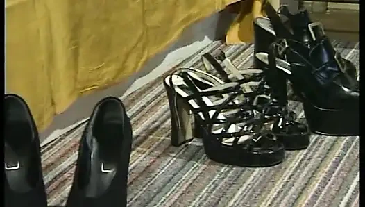 Милфа-блондинка и молодые лесбочки лижут киски в тройничке