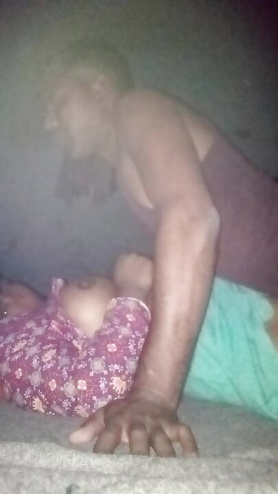 Hintli evli kadın kocası tarafından sikiliyor