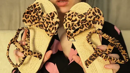 Cewek sange ini lagi asik jalan kaki bareng cewek pejalan kaki di sandal baru - close up