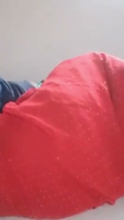 Desi Aunty In Red Saree Lifted Her Legs And | Клип 1