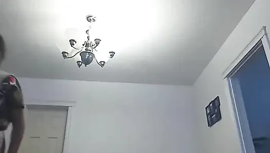 Dees tief sauber. Schmutzige Hausfrau Dee putzt und holt in deinem Haus ohne Hose oder Höschen ab.