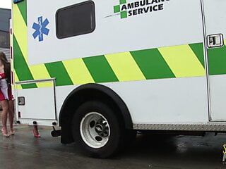 Enfermeras traviesas divirtiéndose con dos chicos en la ambulancia