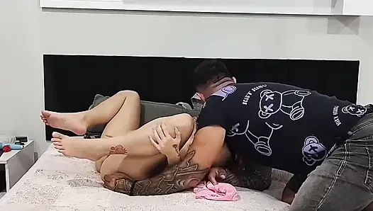 Aku mergokin pacarku mamerin memeknya sendirian di internet dan aku ngentot memeknya habis-habisan!