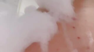 Соло-мастурбация шлюшки в любительском видео