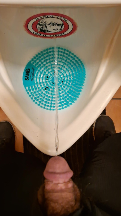 I pee all over Jane Fonda's face at the VFW urinal. I would love to pee and jizz all over her face for real