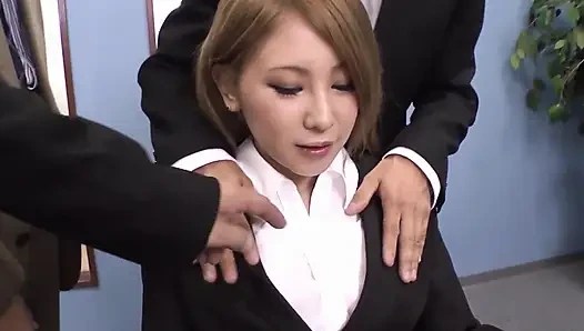 Adegan mesum sekretaris semok jepang dientot sama tiga kontol di kantor