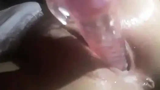 Cewek sange ini lagi asik muasin memeknya pakai dildo sampai muncrat