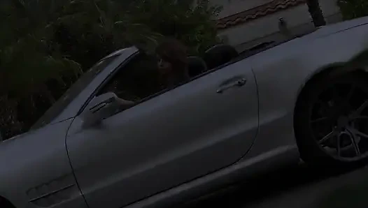 Sexy rothaariges mädchen masturbation im auto