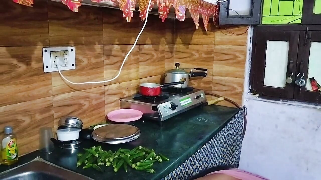 Bhaartiy aautdor sauteli mammi ko ht snan karte hue dekhna uske sautele bete ko chodne ke lie paagal ho jaata hai