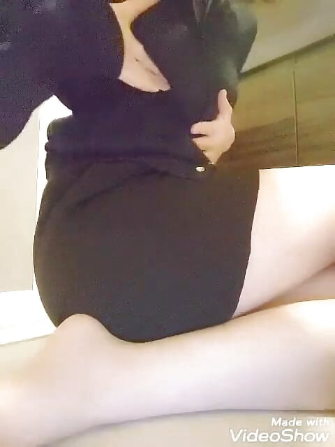 當我穿著迷你裙和破絲襪時，我無法停止噴水
