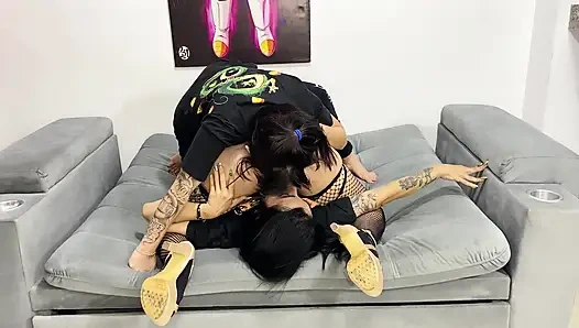 Lesbian tomboi threesome akhirnya memakan pantat putih besar