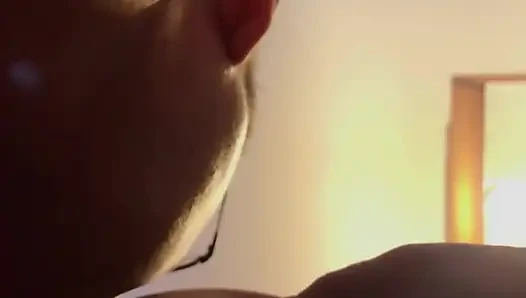 Malam yang berapi-api yang dimulai dengan blowjob dan diakhiri dengan creampie yang enak