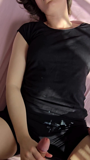 Khoảnh khắc mạnh mẽ từ "siêu nóng bỏng handjob và bắn tinh trên chiếc quần đùi đen mới của tôi!"