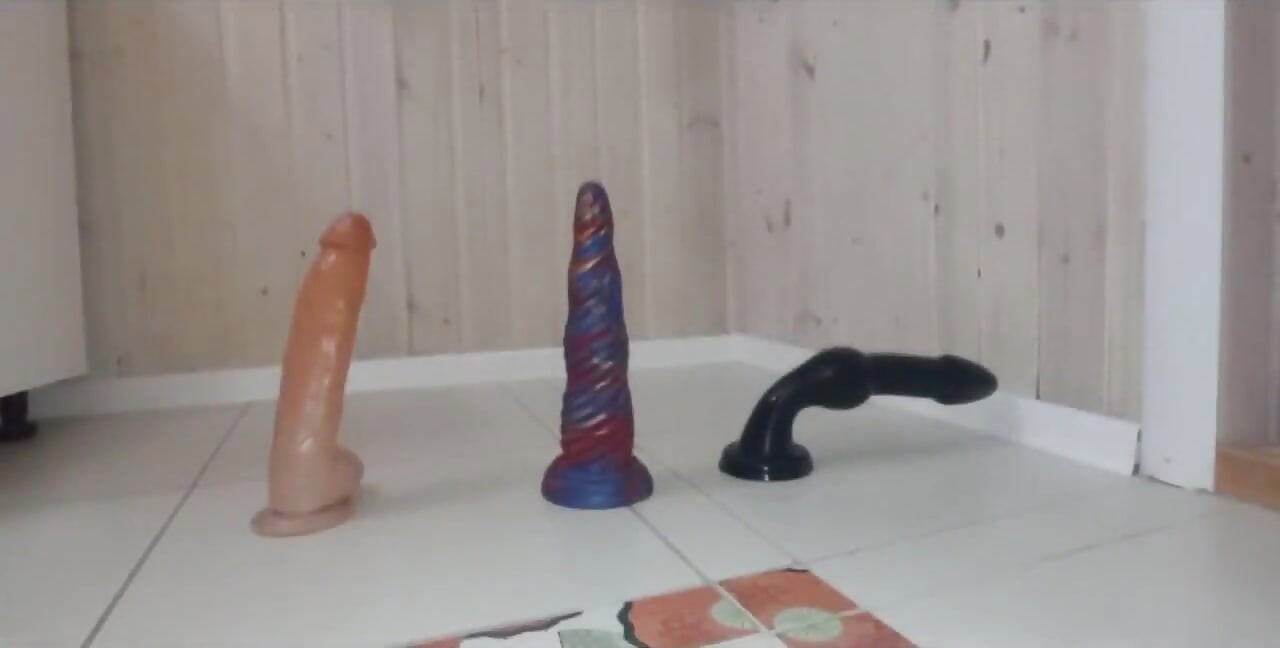 En sevdiğim dildolar. Tek tek götümle üzerlerine oturuyor ve her birini çişini yapıyorum