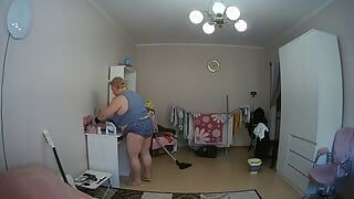 Schoonmoeder reinigt de kamer naakt