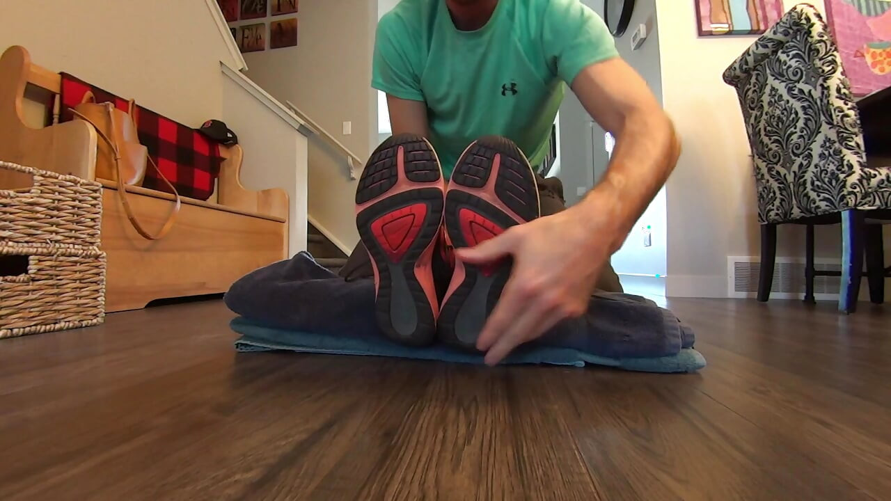 Heißer Personal trainer gefesselt und gnadenlos auf ihren verschwitzten Achselhöhlen, bauch, harten nippeln & nackten Sohlen nonstop gekitzelt!