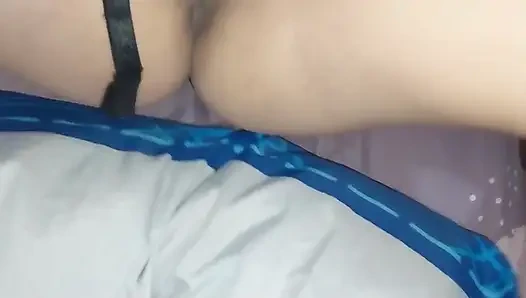 Mein Mann hat eine Wette verloren und jetzt besitzt einer seiner Freunde meine Muschi, er zündet mich und füllt mich mit Milch