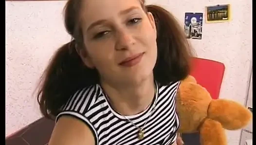 Brunette lucu disodok dan dildo