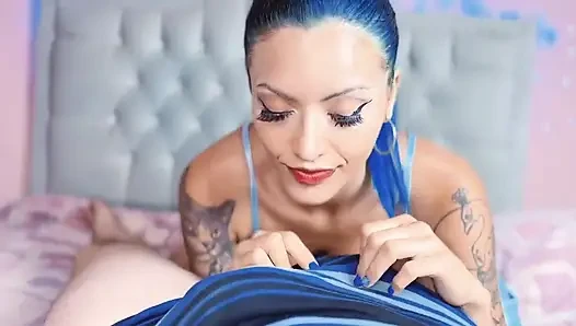 Mutlu ıslak sonla gırtlağına kadar alıyor, bu tipik bir porno videosu değil!