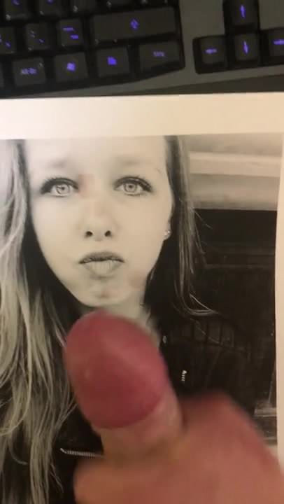 Cumtribute on kissing Girl