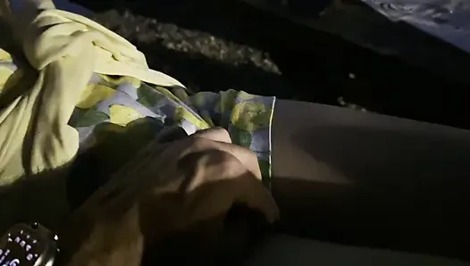 Sexy braless ehefrau erreicht in der Öffentlichkeit einen orgasmus, als ich ihren kitzler in einer nachtbar reibe
