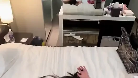 Asyalı minyon lulu vahşi gırtlağına kadar sakso, sert sikiş ve dağınık dölleme patlaması