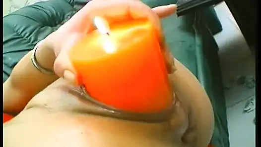 Pelacur dewasa berambut cokelat memakai stoking sambil mengebor lubangnya dengan makanan dan lilin besar