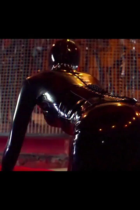 Köle kız bağlı ve sikiliyor!